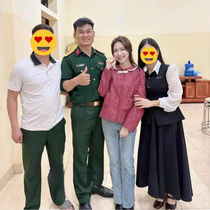 Hòa Minzy cười tươi rói khi chụp ảnh cùng bạn trai và người quen. Ảnh: Nhã Linh Nè