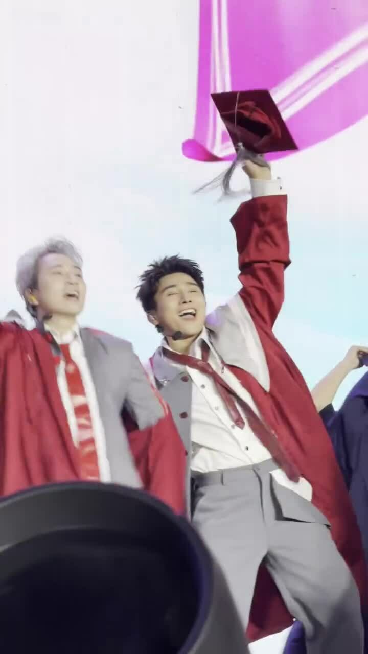 Fan gửi hoa khiếu nại công ty quản lý Sơn.K