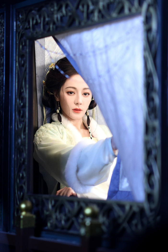 gchhqv28a71-mphmv7jtic2-cjfh34i2lj3 Nữ chính Địch Lệ Nhiệt Ba bị chê không phù hợp với dòng phim cổ trang.