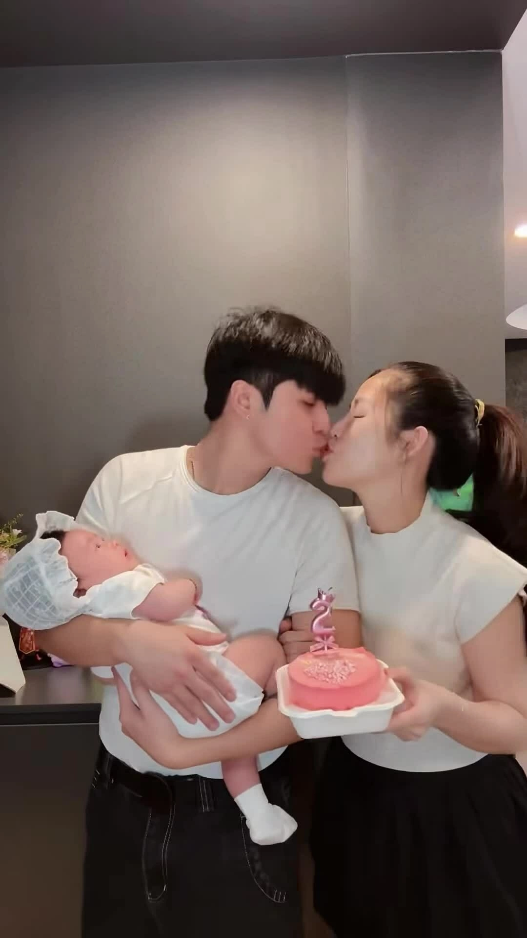 Gin Tuấn Kiệt khen bà xã Puka 'về dáng thần tốc' sau sinh