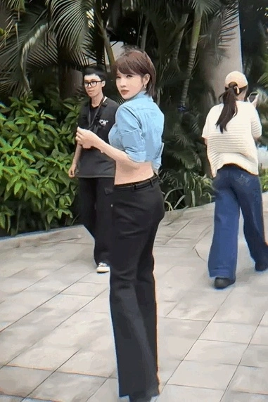 Gu mặc đời thường tôn eo thon của nữ chính 'Thỏ ơi'