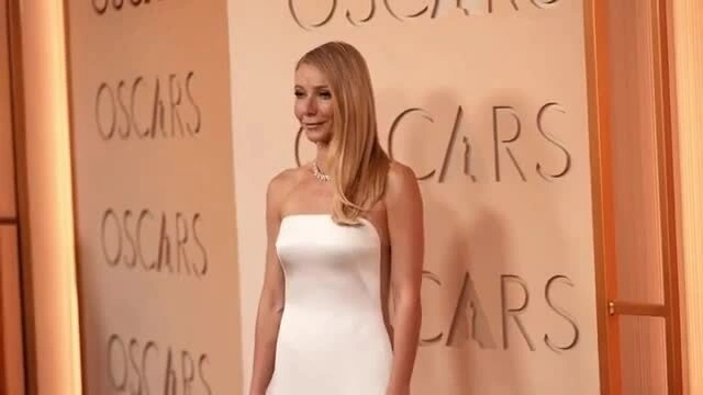 Gwyneth Paltrow gặp sự cố ở Oscar khi diện váy xẻ bạo