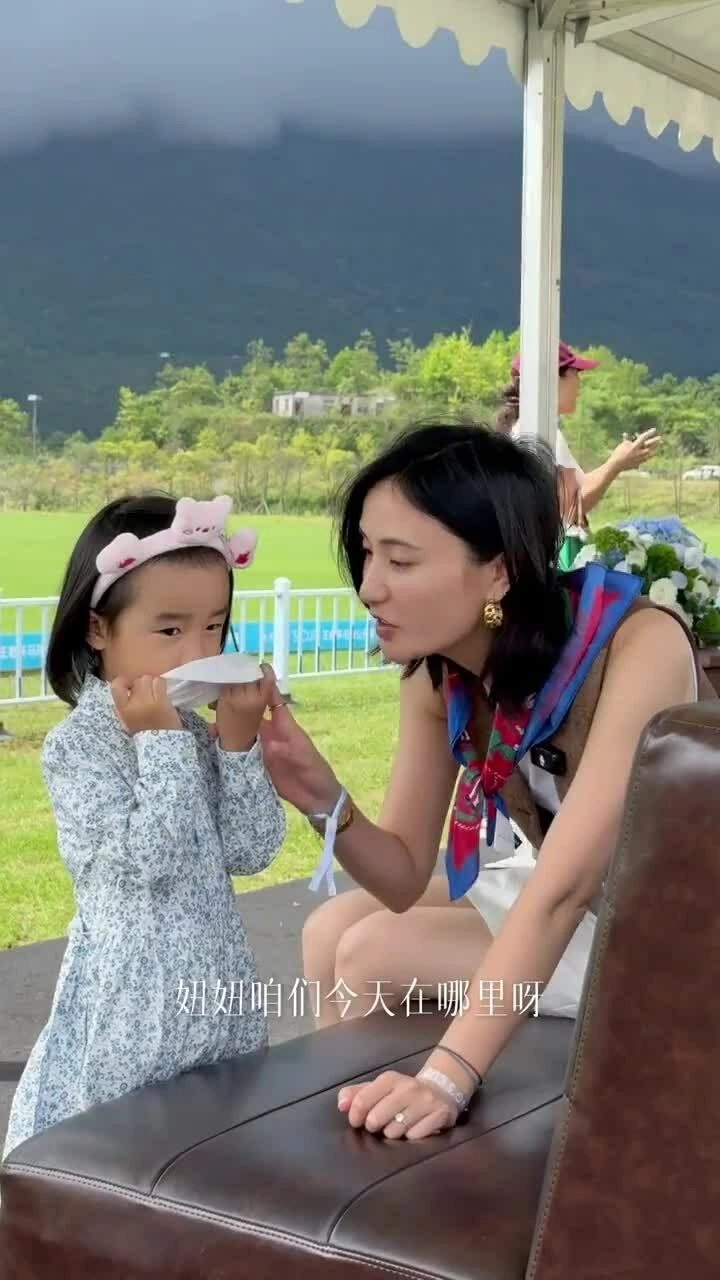 Hải Hà Kim Hỷ chơi cùng con