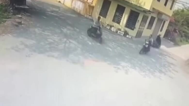 Hai người đi xe máy lao vào nhau như trời giáng