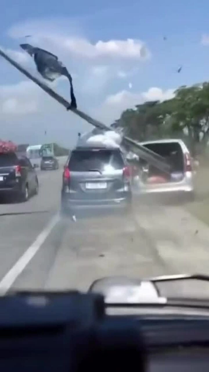 Hai ôtô suýt bị barie đâm xuyên táo vì bám đuôi nhau