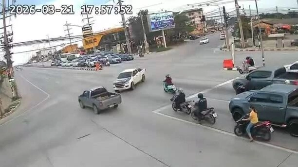 Hai xe bán tải đâm nhau vì đều muốn nhanh hơn người khác
