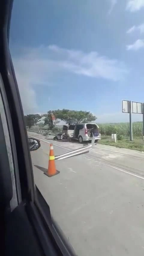 Hiện trường ôtô đâm barie