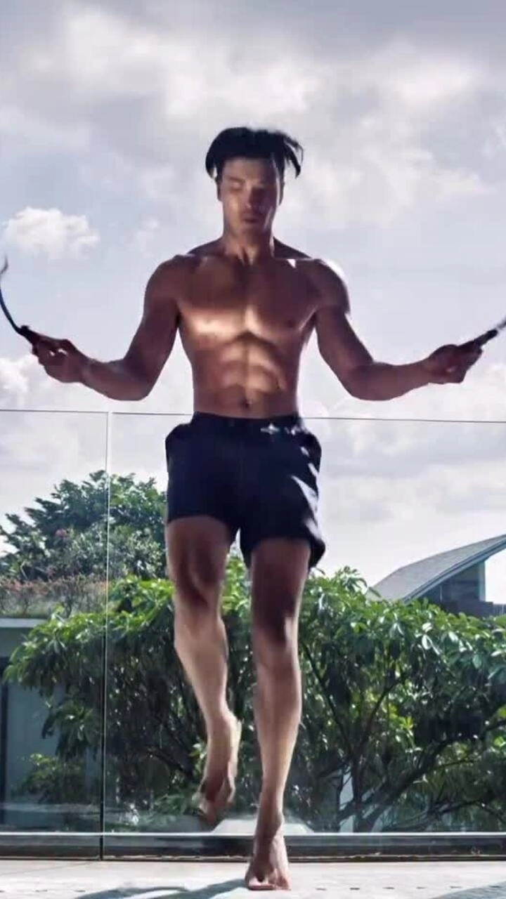 Hình thể gây sốt của cựu người mẫu Singapore ở tuổi 60