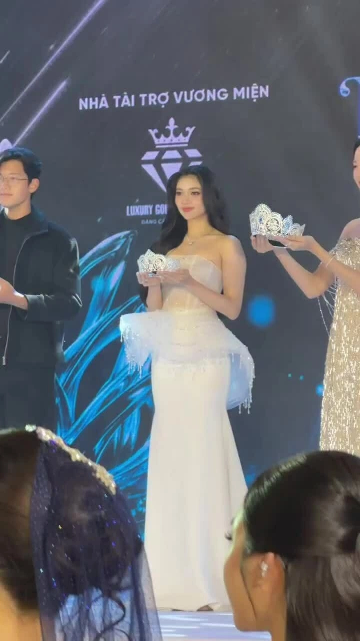 Hoa hậu Bảo Ngọc nâng vương miện đính 3368 viên đá quý của Miss World Vietnam
