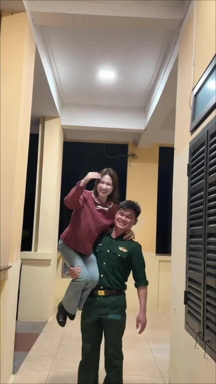 Hòa Minzy đưa con đi thăm đơn vị của chồng chưa cưới