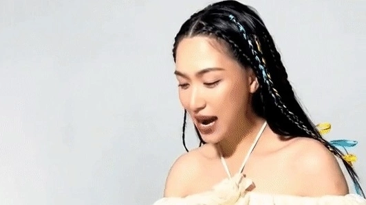 Hòa Minzy trổ tài nhảy trên giày không gót