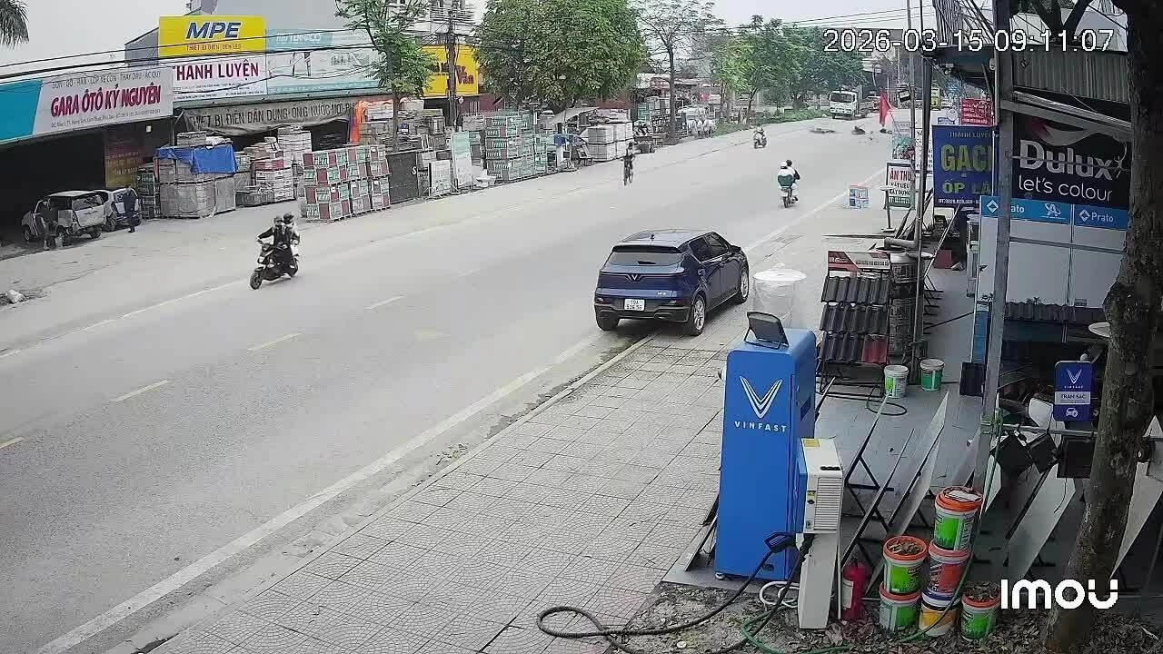 Học sinh lao xe máy tốc độ cao vào ôtô