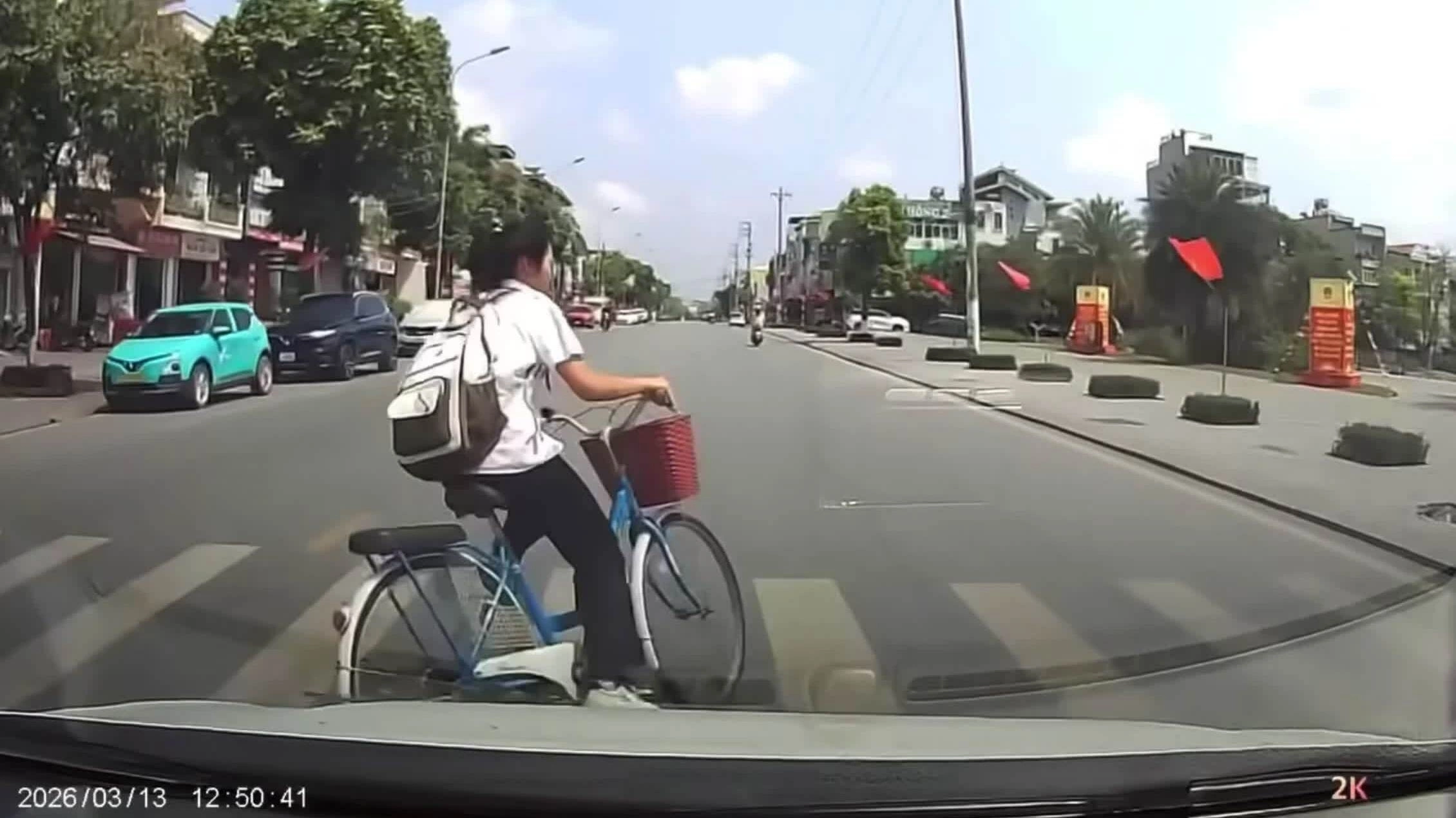 Học sinh ngã khi tạt ngang đầu xe tại giao lộ: Ai sai?