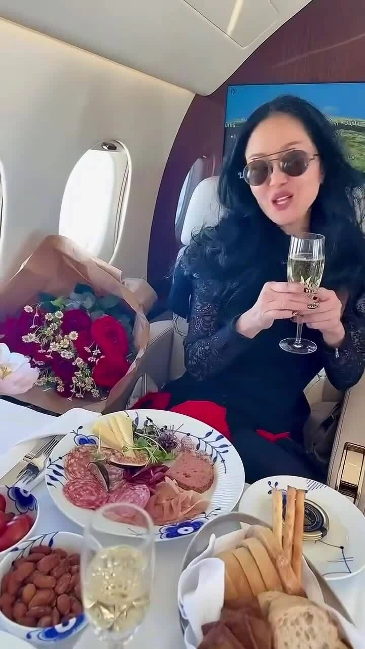 Hồng Nhung đón sinh nhật trên chuyên cơ ở châu Âu