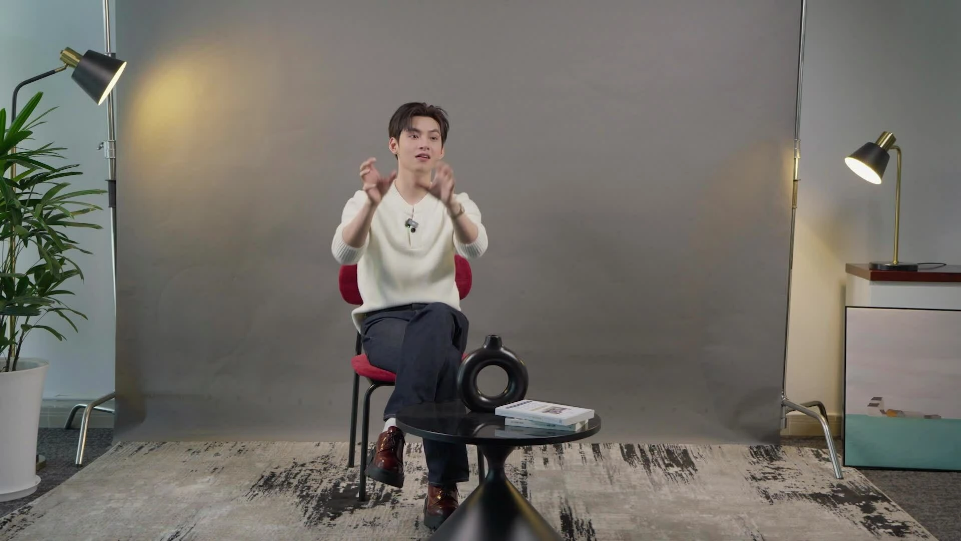 Hùng Hùng: 'Chị Hòa Minzy chủ động đề nghị hát với tôi'