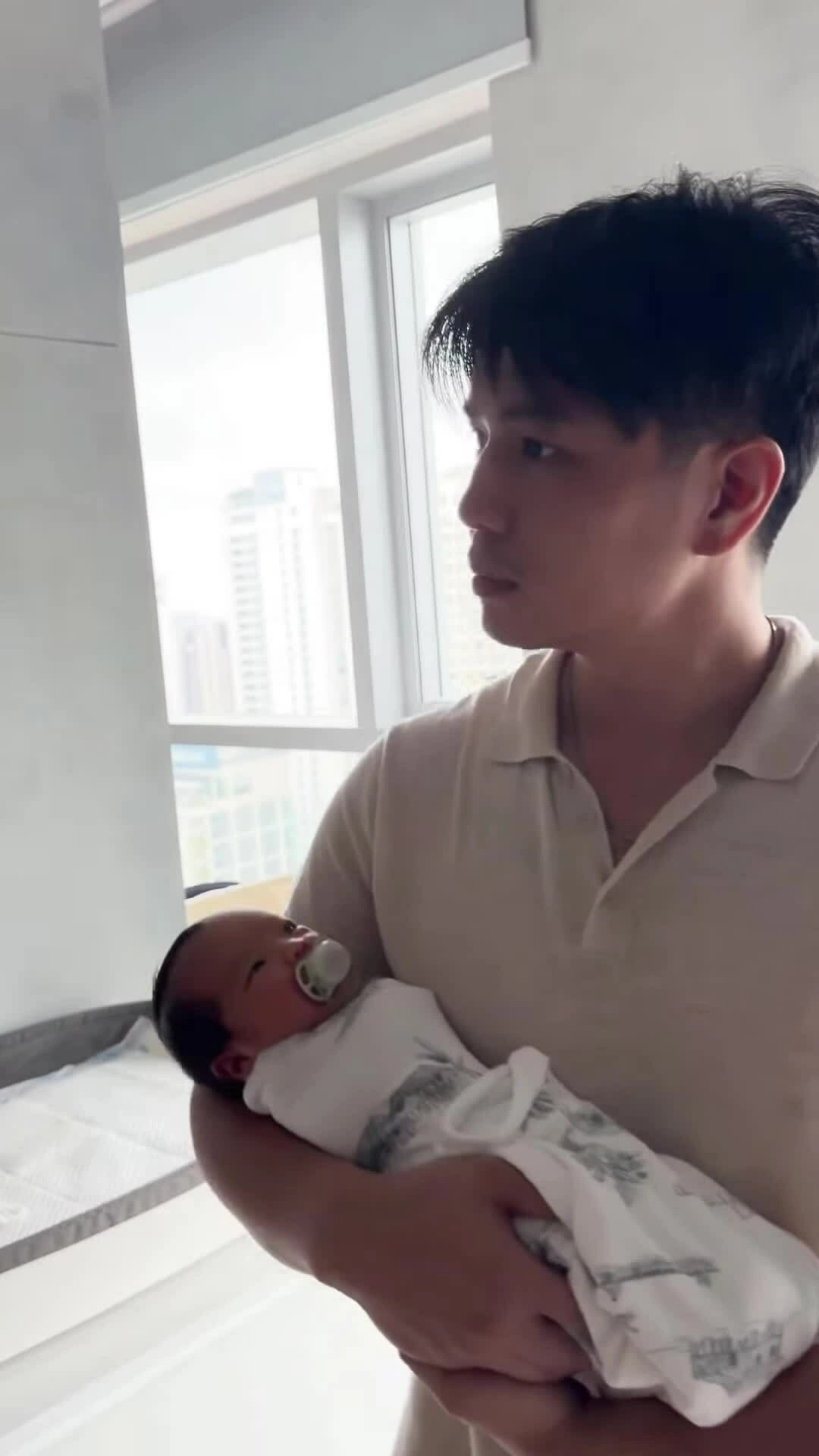 Huy Trần khiến Ngô Thanh Vân cười bò khi hát ru con