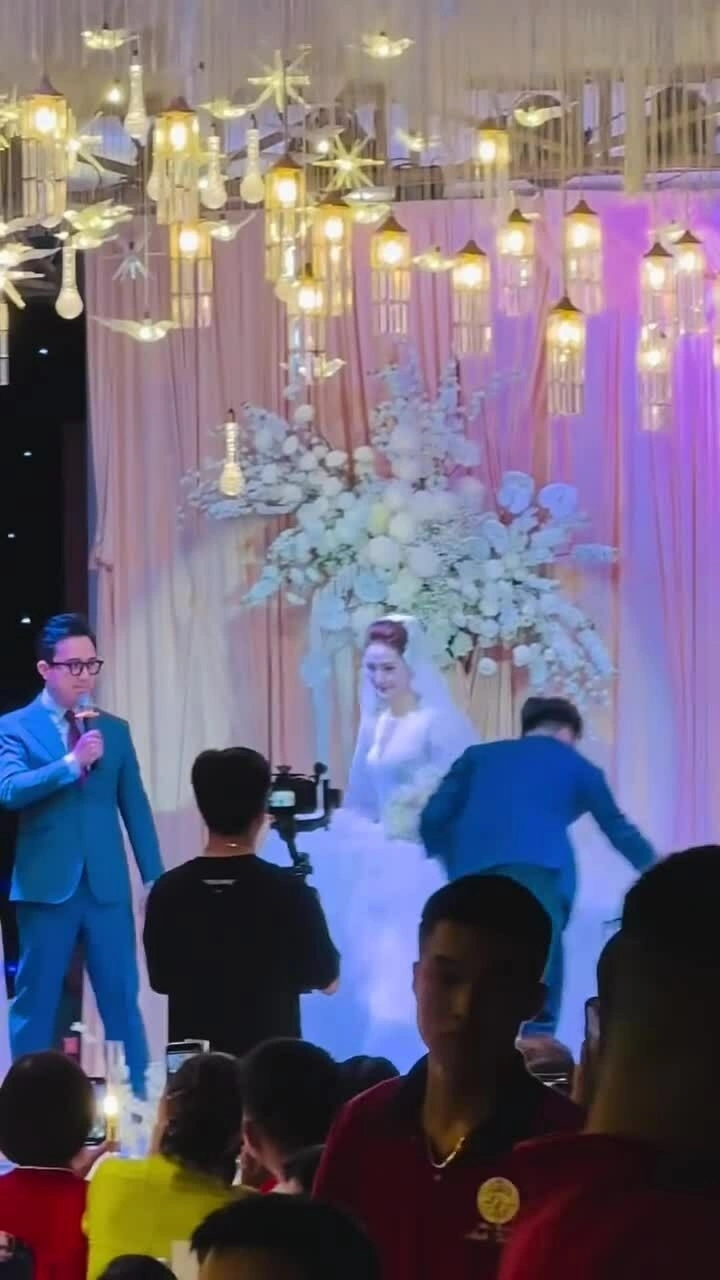 Huyền Trang 'Mù Tạt' - Đức Huy đãi tiệc ở quê