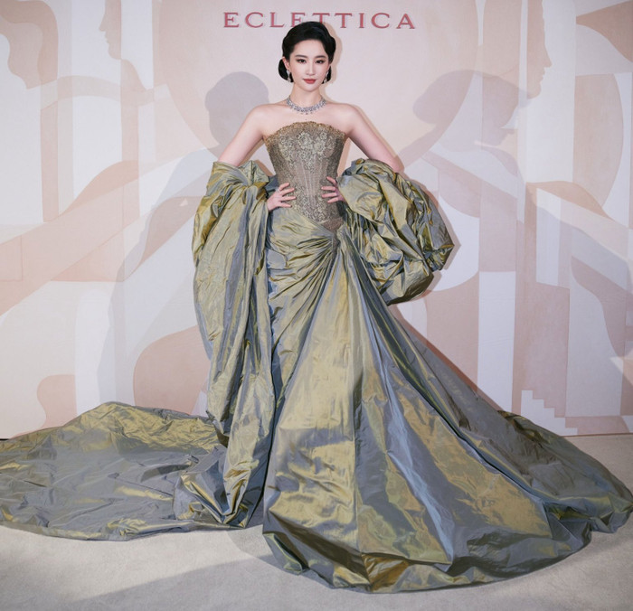 i5p3f57y401-kwdgxkoytz2-1vezde72p83 Khí chất sang trọng và xinh đẹp của Lưu Diệc Phi trong bộ cánh cao cấp. Ảnh: Sina Weibo