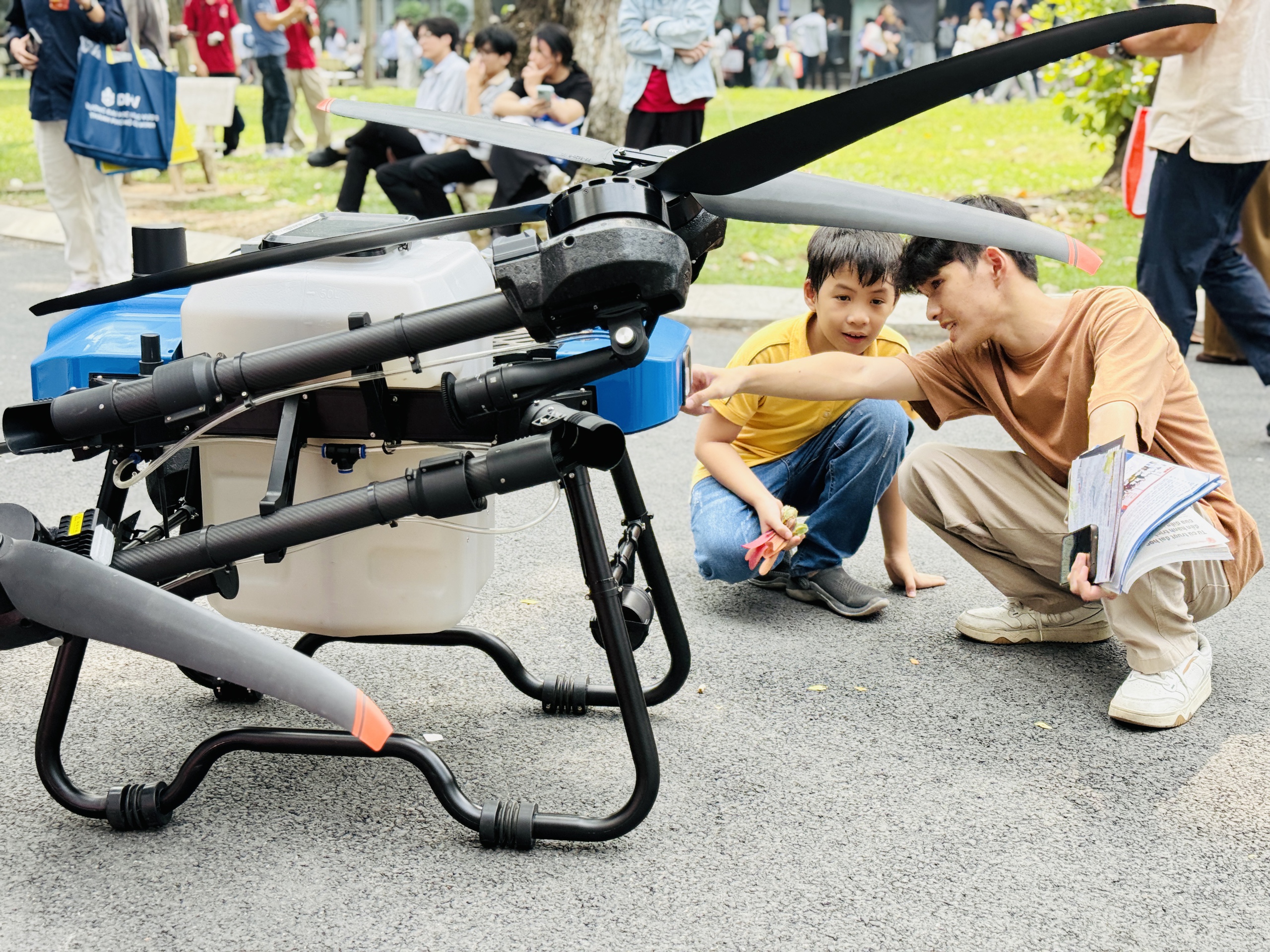 Học sinh 'chạm tay' robot, drone, máy kích tim để thử nghề tại ngày hội tư vấn tuyển sinh - Ảnh 1.