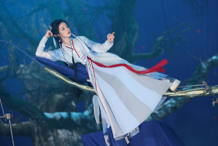 iry802w9mj1-6nyo9ti9ov2-52zwd6u8h63 Tạo hình của Địch Lệ Nhiệt Ba trong Bạch Nhật Đề Đăng.