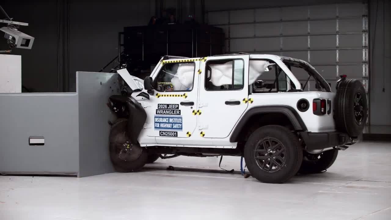 Jeep Wrangler không còn bị lật khi thử nghiệm va chạm