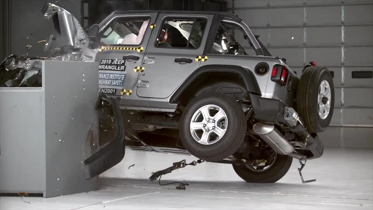 Jeep Wrangler không còn bị lật khi thử nghiệm va chạm