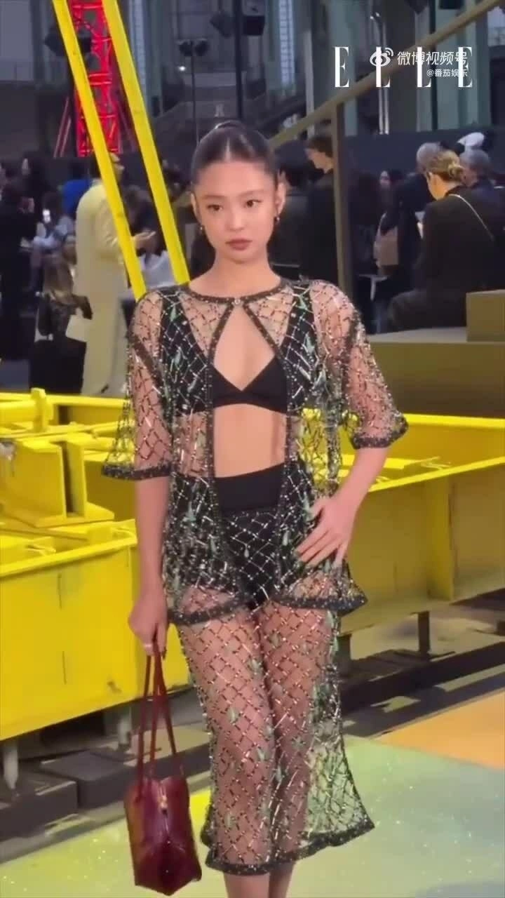 Jennie diện váy 'lưới đánh cá' dự sự kiện