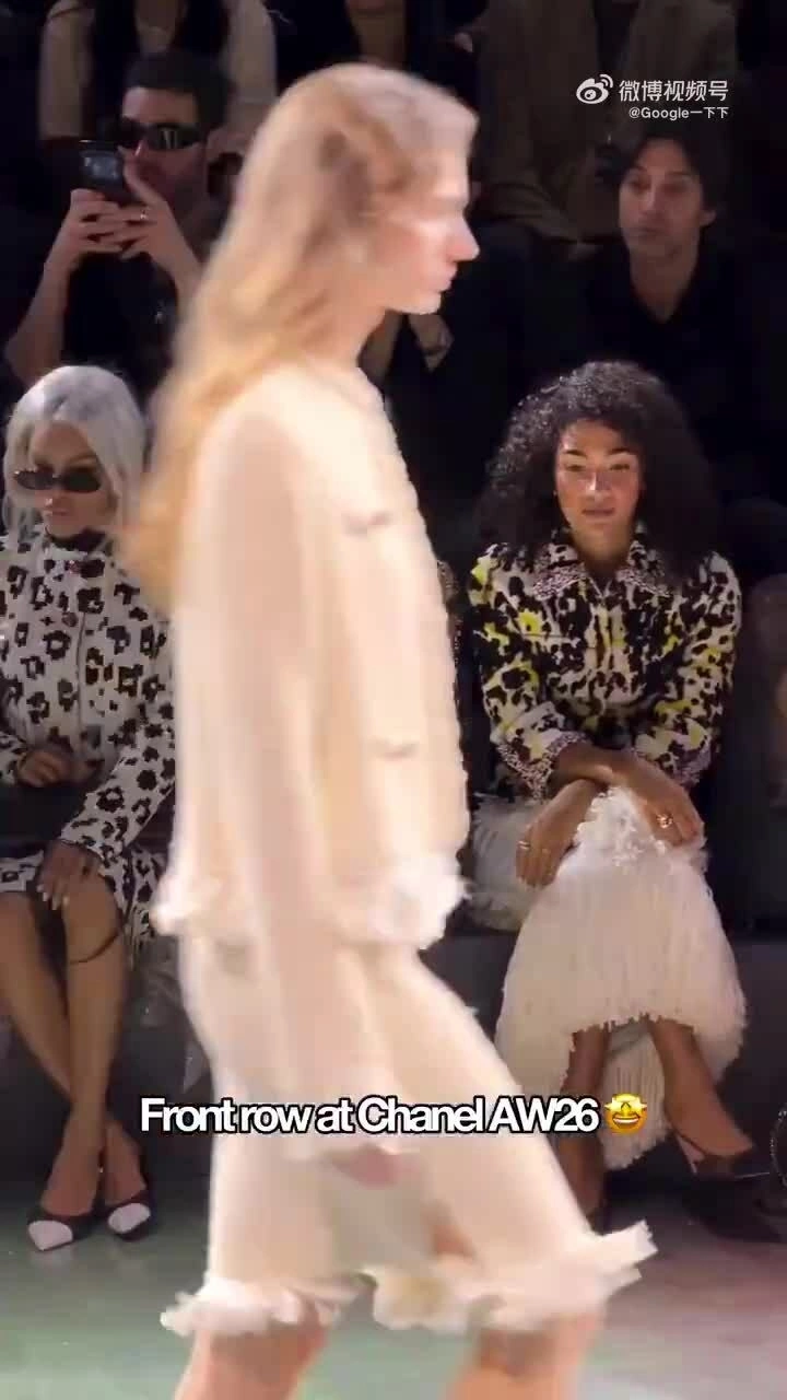 Jennie trên hàng ghế khán giả