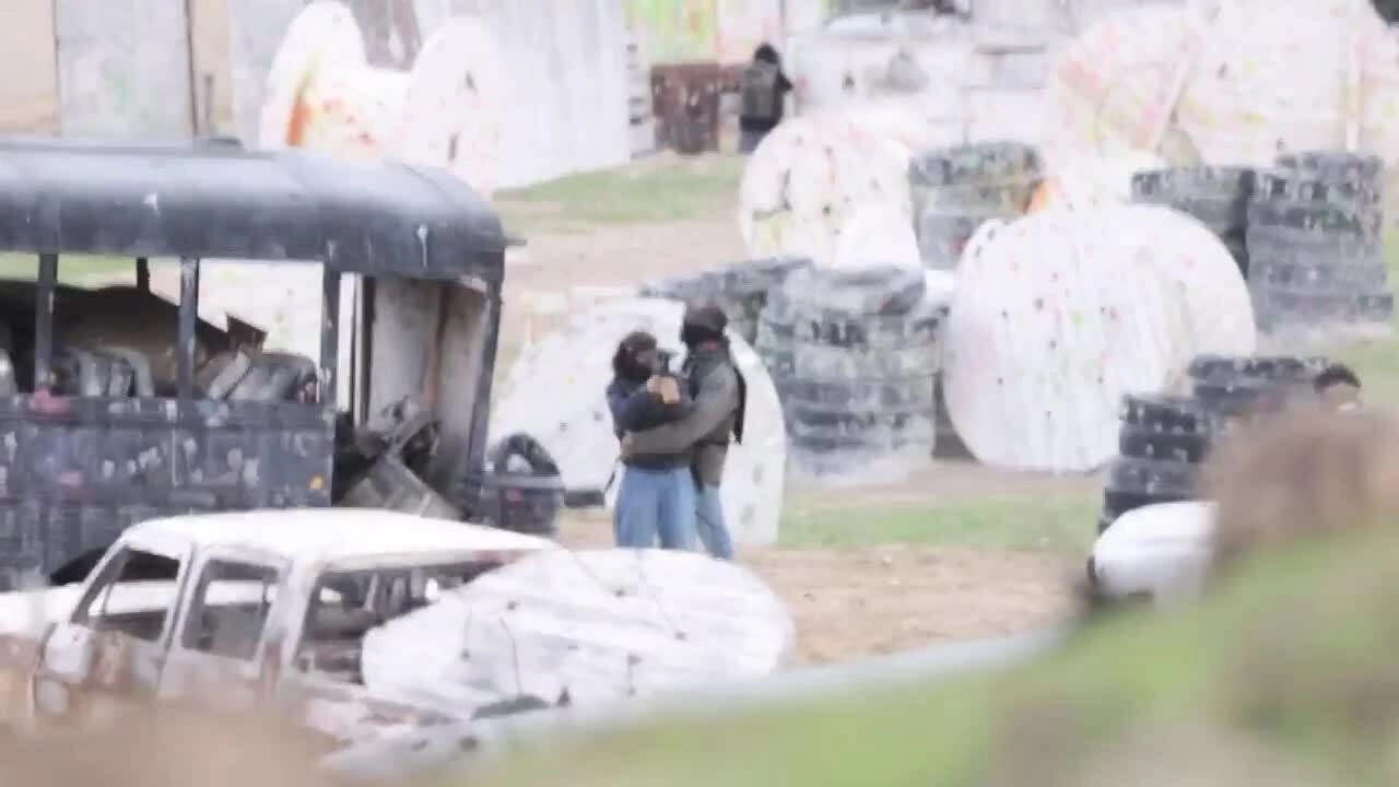 Jennifer Garner và Ben Affleck đi chơi bắn súng sơn cùng nhau