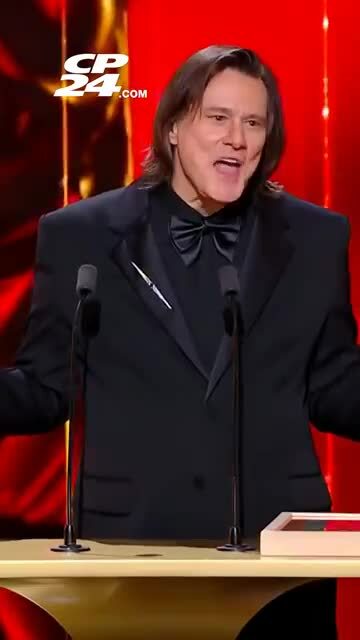 Jim Carrey phản hồi sau khi xuất hiện với diện mạo 'không thể nhận ra'