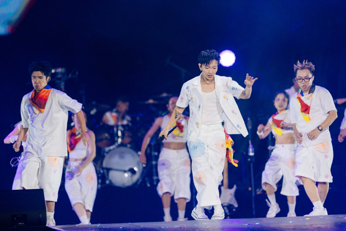 jqgpen5zr41-y845i8ps5b2-zj2s58krod3 Hình ảnh 'gây sốc' trong concert gần 10.000 khán giả của Hoàng Dũng Ảnh 11