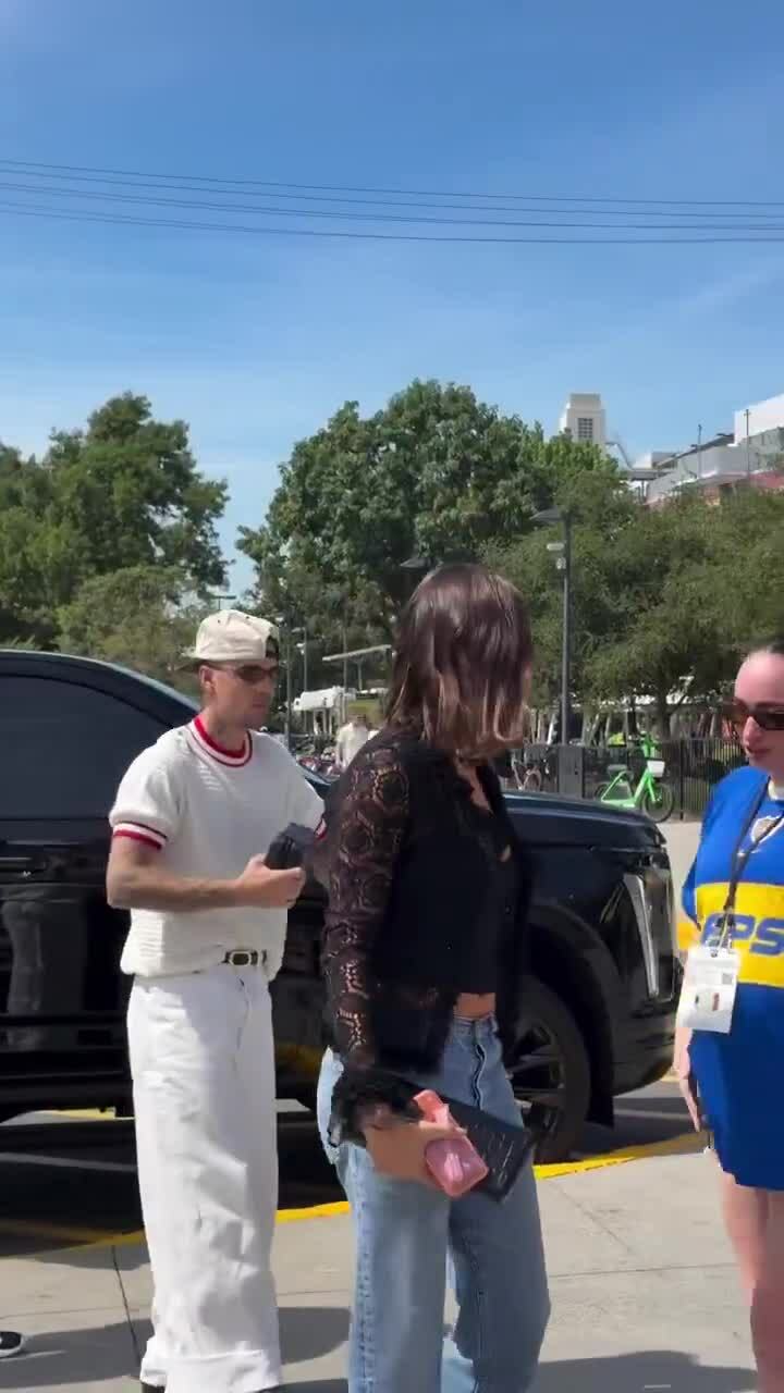 Justin Bieber hôn vợ đắm đuối khi đi xem bóng