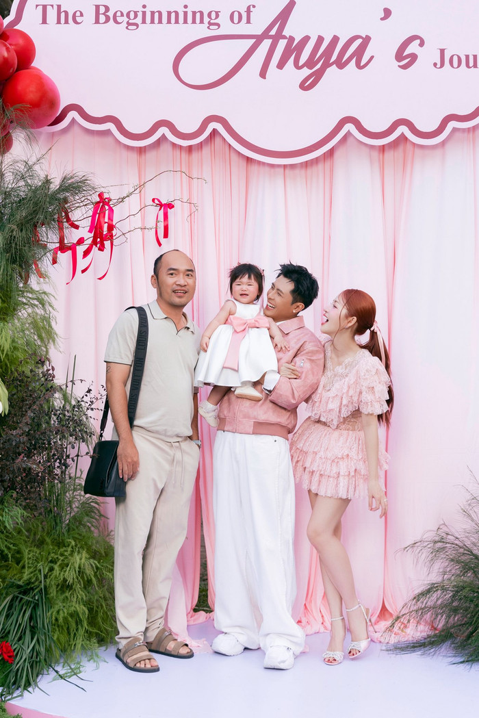 Tiến Luật cùng gia đình nhỏ của Puka và Gin Tuấn Kiệt. 