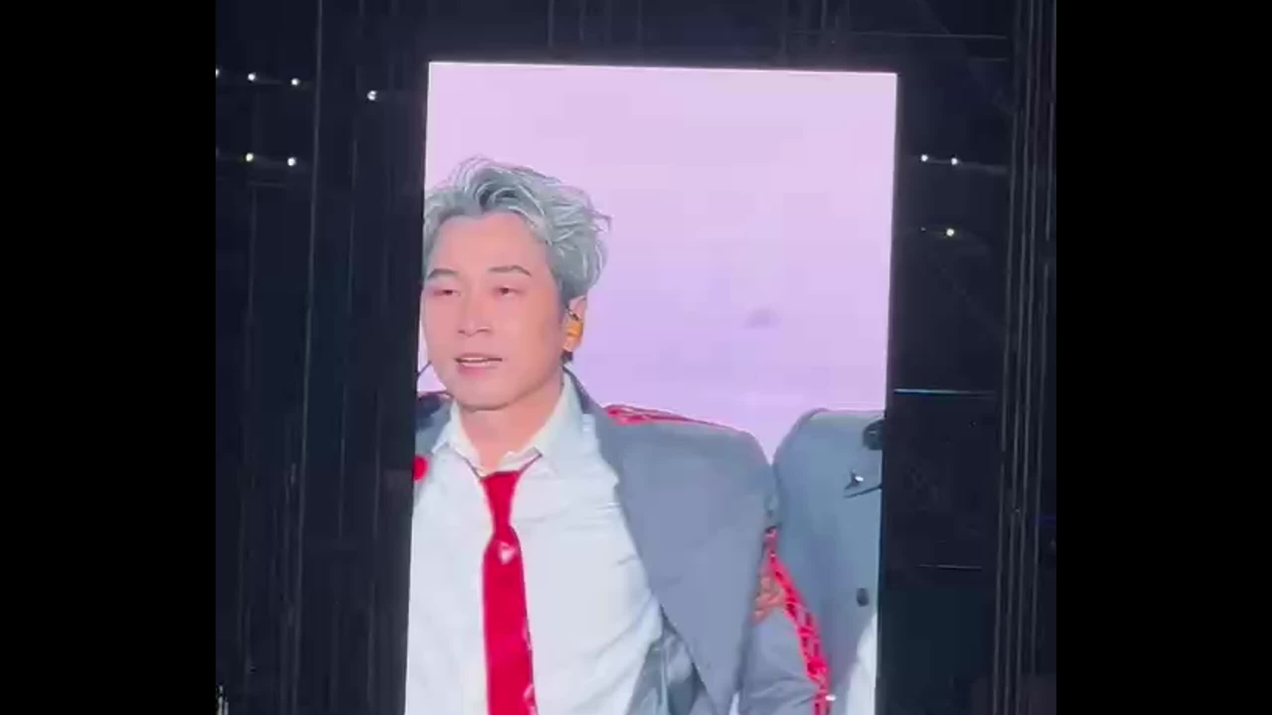 Karik đi tập tễnh trên sân khấu concert “Anh trai say hi”