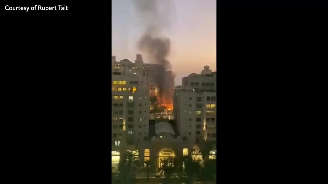 Khách sạn Burj Al Arab cháy do trúng mảnh vỡ từ drone Iran