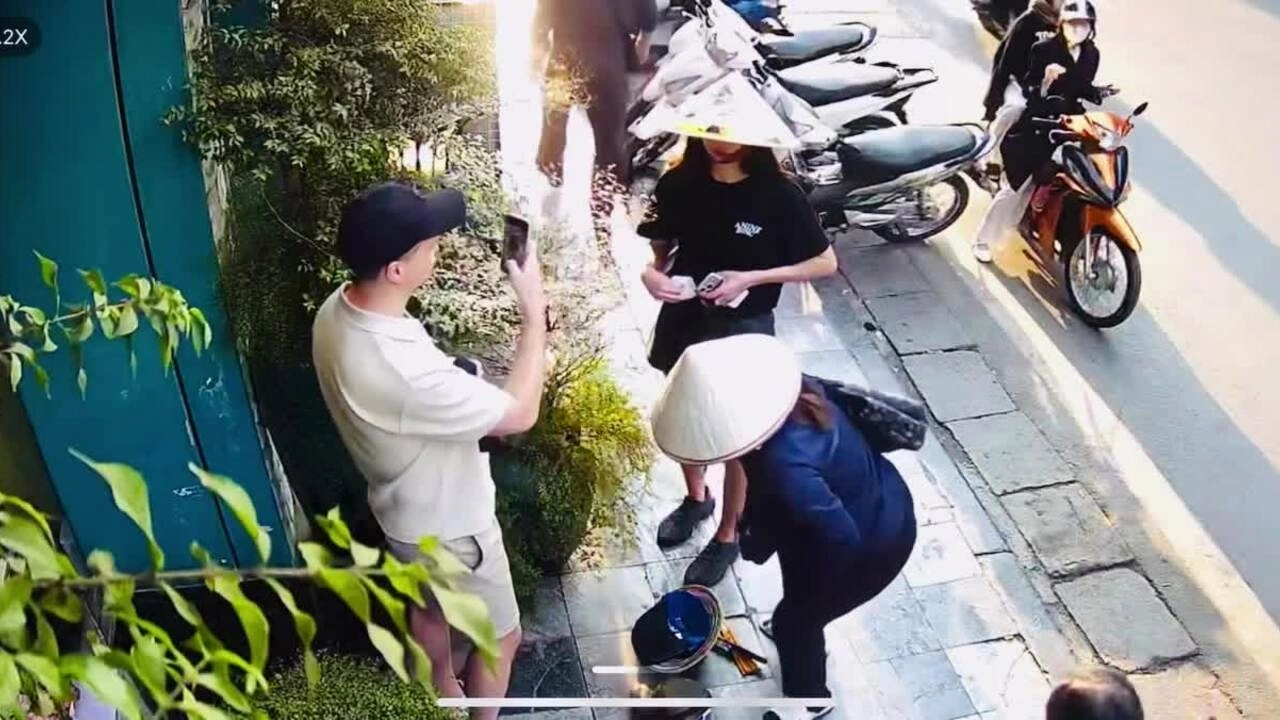 Khách Tây suýt bị chặt chém 850.000 đồng cho hai chiếc nón ở Hà Nội