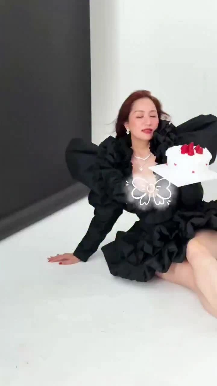 Khánh Thi khoe vẻ gợi cảm tuổi 44