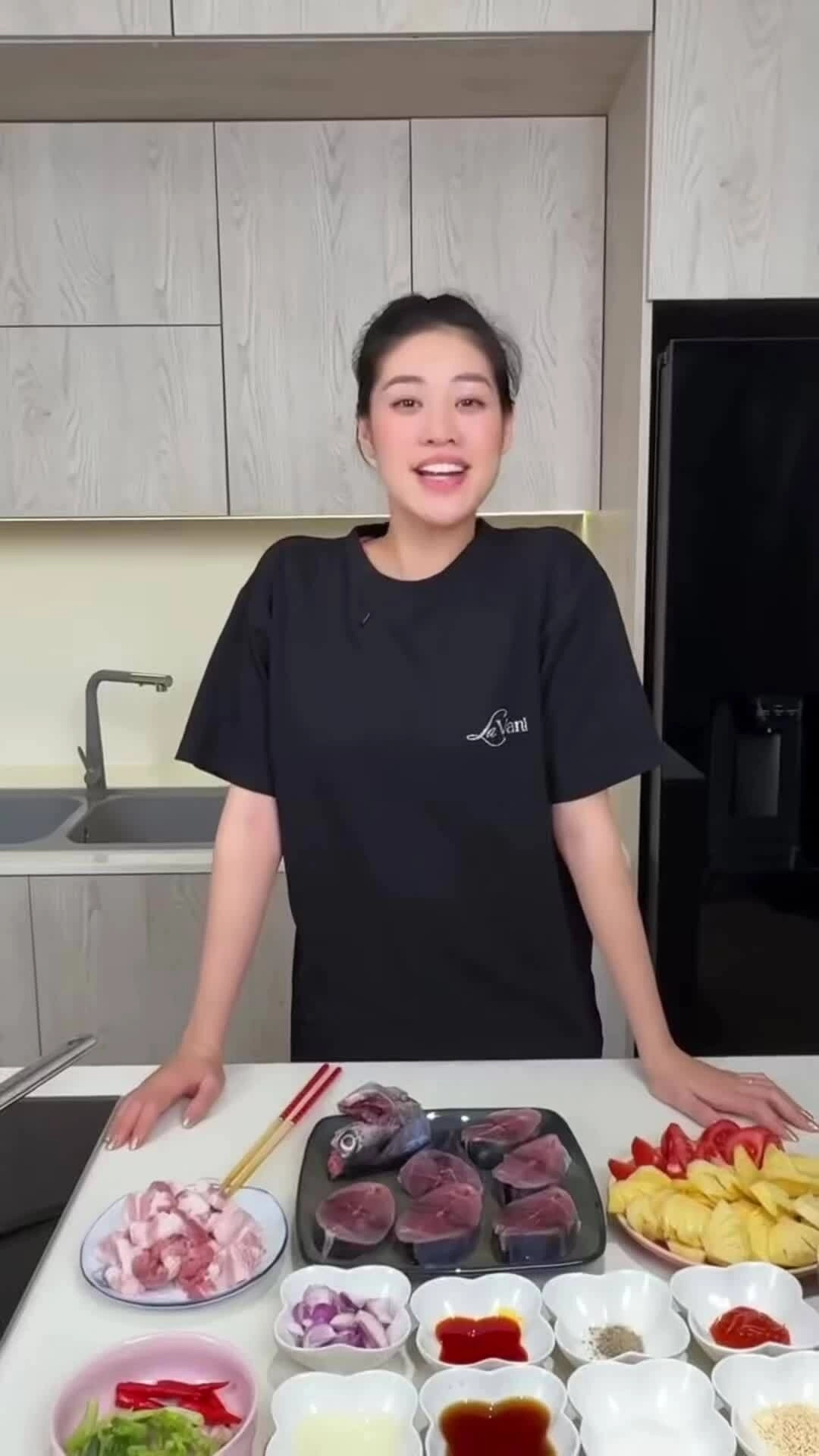 Khánh Vân vào bếp nấu món tuổi thơ cho chồng