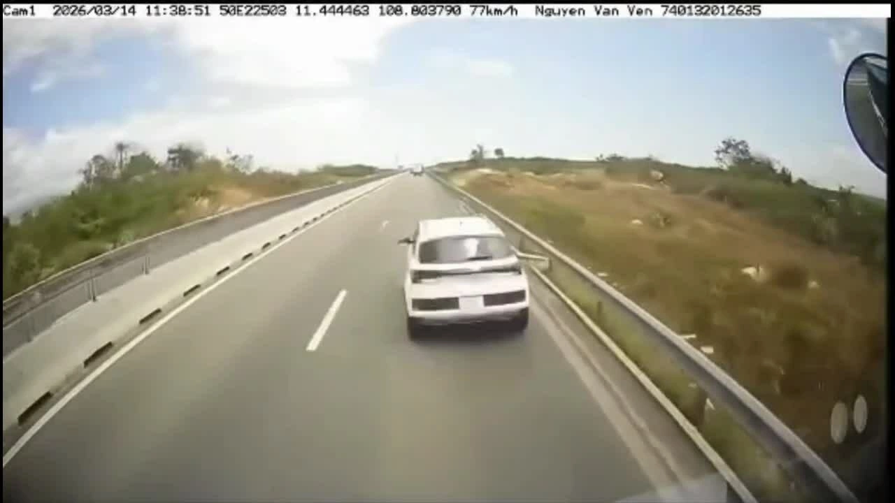 Khoảnh khắc xe tải tông ôtô 5 chỗ trên cao tốc Cam Lâm - Vĩnh Hảo