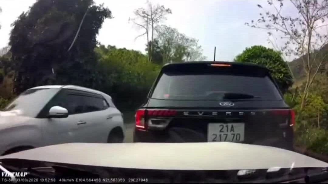 Không giữ khoảng cách an toàn, hai ôtô va chạm ở khúc cua