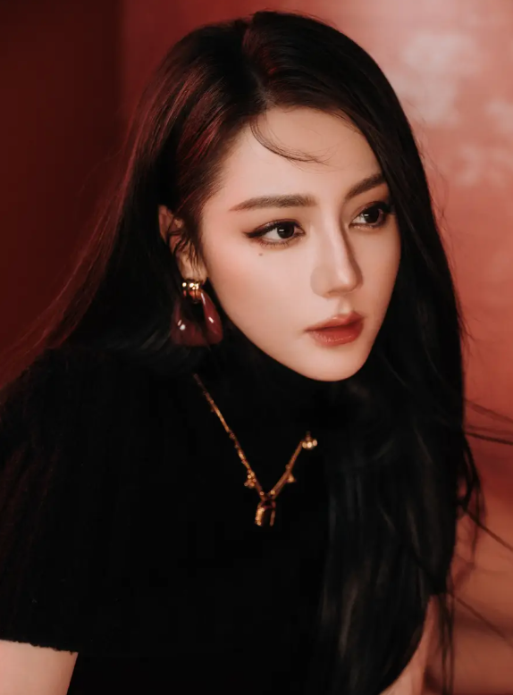 l01d7bo72u1-9l05axkt042-ktvbjrimx63 Loạt hình gây chú ý với tông màu đỏ chủ đạo, cách tạo dáng táo bạo cùng biểu cảm sắc lạnh.