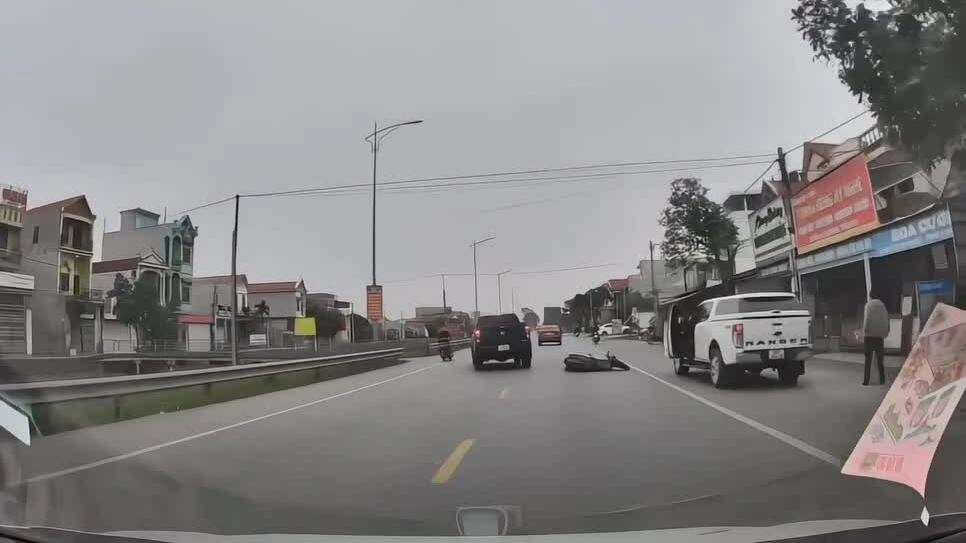 Lái xe mở cửa hất văng người đi xe máy