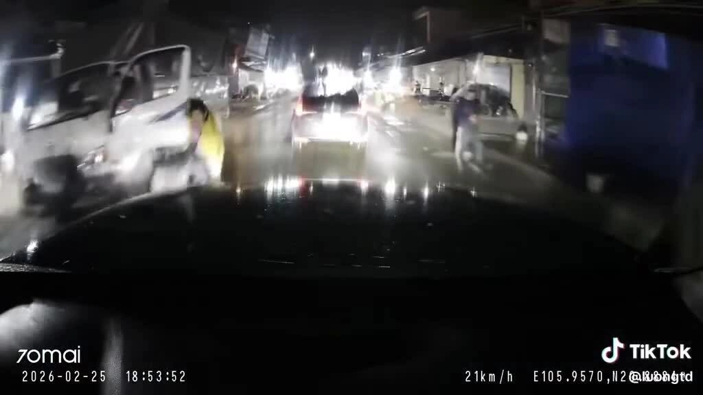 Lái xe tải mở cửa hất văng người đi xe máy