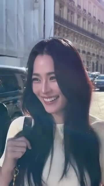 Lingling Kwong khoe phong cách dạo phố