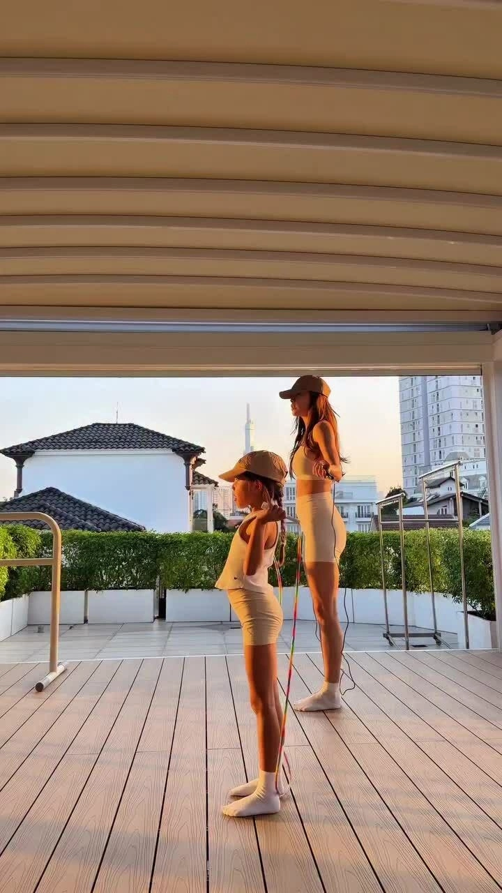 Lisa nhà Hồ Ngọc Hà được khen 'chân dài tới nách' ở tuổi lên 6