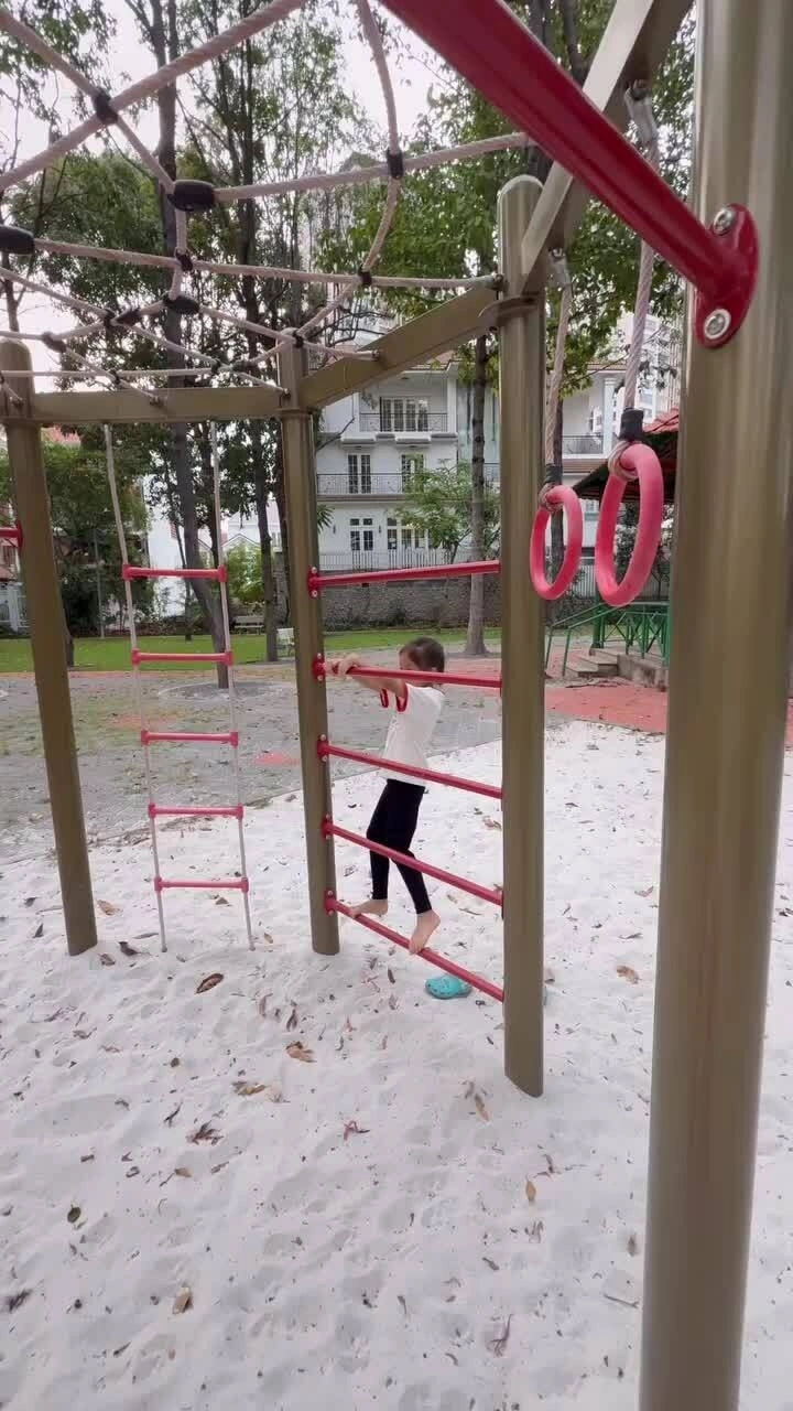 Lisa nhà Hồ Ngọc Hà khoe khả năng thể thao