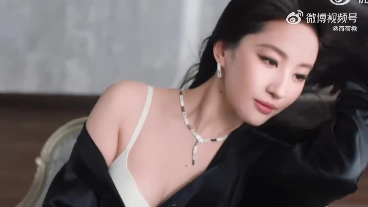 Lưu Diệc Phi làm mẫu nội y