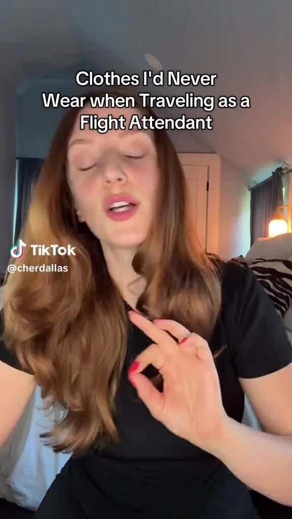 Lý do không nên mặc jumpsuit bó sát đi máy bay