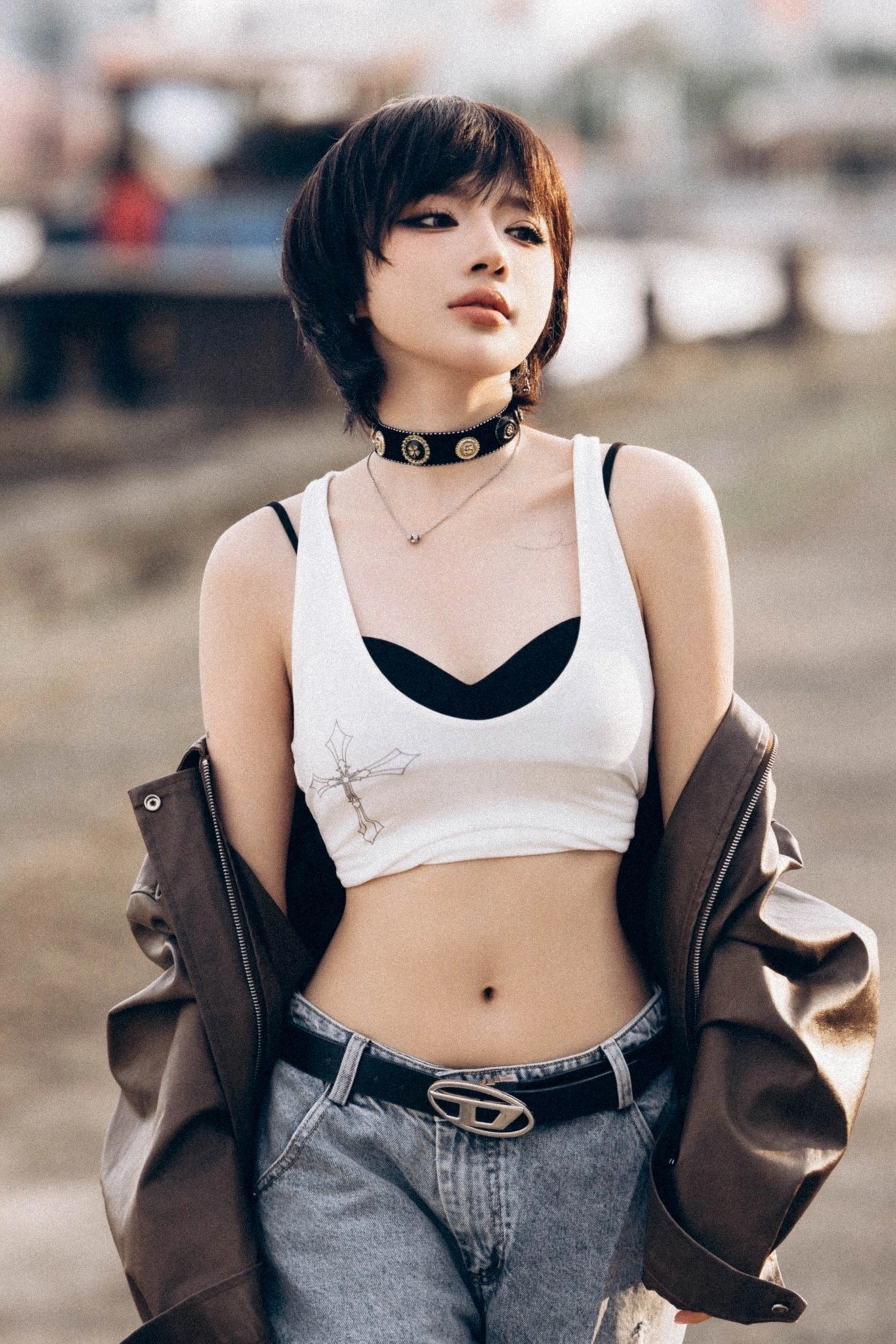 LyLy tạo dáng trên phố với trang phục tôn eo thon