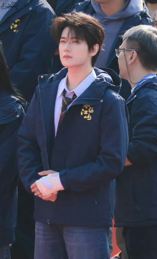 m7jr4zvnzq1-uwk0oivpca2-a7xfmt6arg3 Dương Dương tại lễ khai máy phim mới giữa nhiều tranh cãi